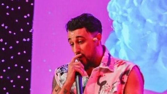 A legőrültebb rajongás: Kkevint varratta a nyakára egy fiatal lány