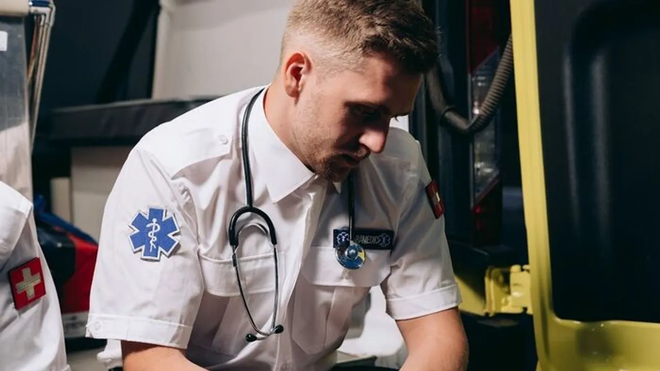 Nagy a baj: ruhagyűjtő konténer ejtette csapdába a férfit