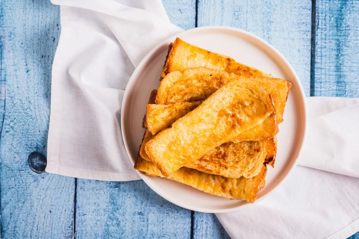 mennyei bundáskenyér Close,Up,Of,French,Crispy,Sweet,Toast,On,Plate,On