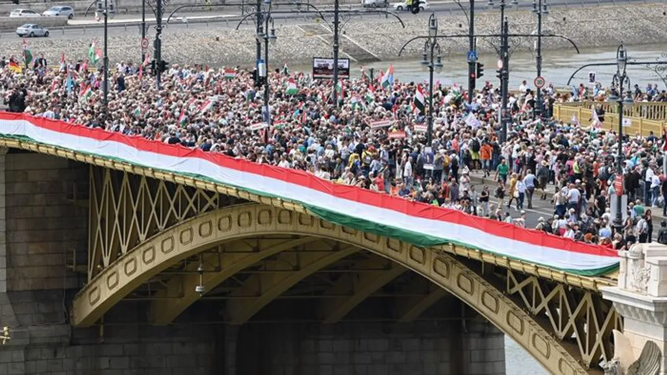 Október 23. Békemenet és a háborút támogatók menete