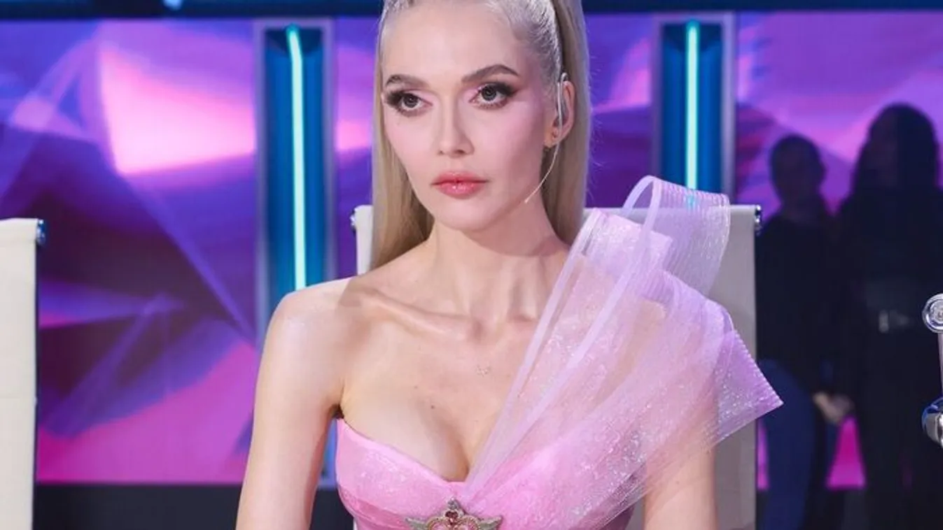 Herceg Erika rózsaszín ruhája nem sokat bíz a képzeletre