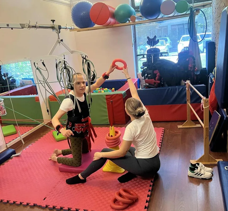 Borsodi Máté egy halmozottan sérült fiú. Hat hetente intenzív terápiára jár Budapestre, a cél, hogy lábra tudjon állni.