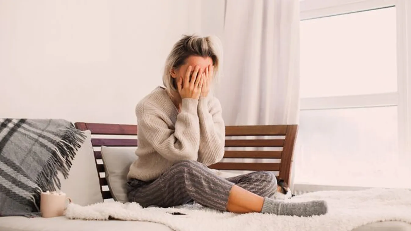 Egy nő régi barátja elhódítja a környezetében lévő embereket