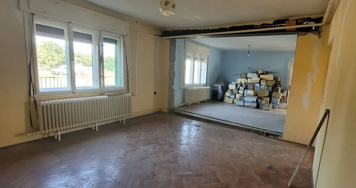 Az épületrész átalakítását a meglévő 4 millió forintból megkezdték. A fűtés és a villamos rendszer korszerűsítése is az elsődleges céljaik közé tartoznak, de a bővítéshez további támogatásra lesz szükségük