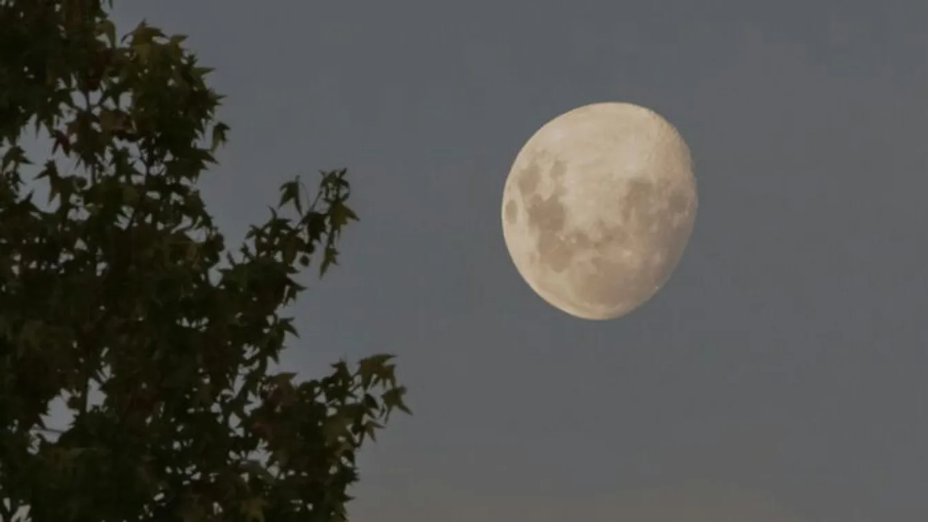 Érdemes felnézni az égre! Szokatlan arcát mutatja a Hold!