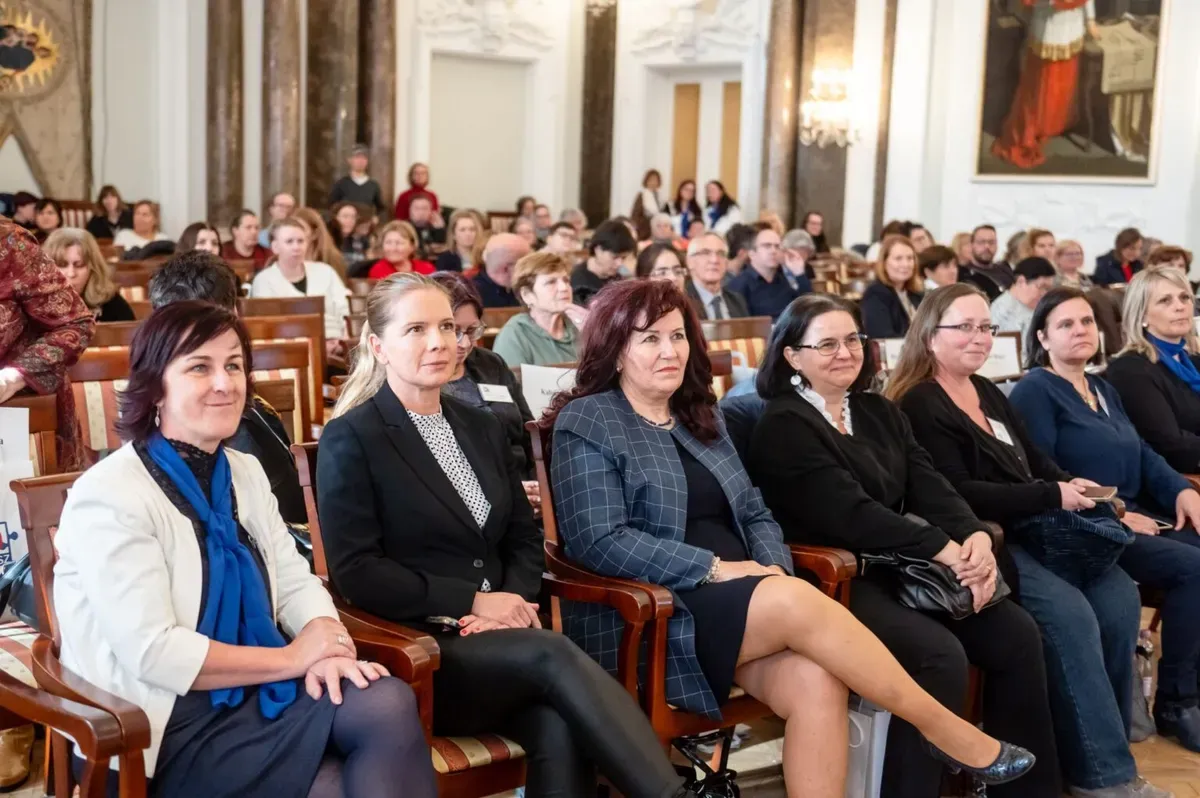 Kővári Edit (balra) munkatársakkal, szakértőkkel az AOSZ-napon Fotó: Komka Péter