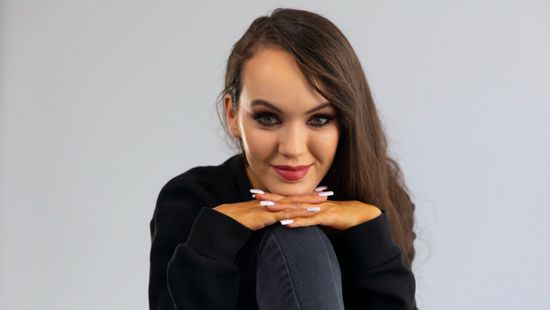 „Egy igazi büdös bunkó paraszt vagy” – Sztárbalhé: Nagy Ő Virág ízekre szedte Tiv Tivy-t!