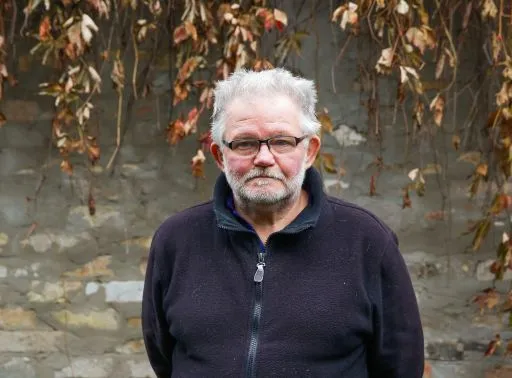 Unyi János szobarit és festményeit ajánlja fel. 