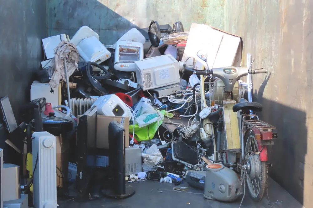 Elektronikai hulladékok egy konténerben.