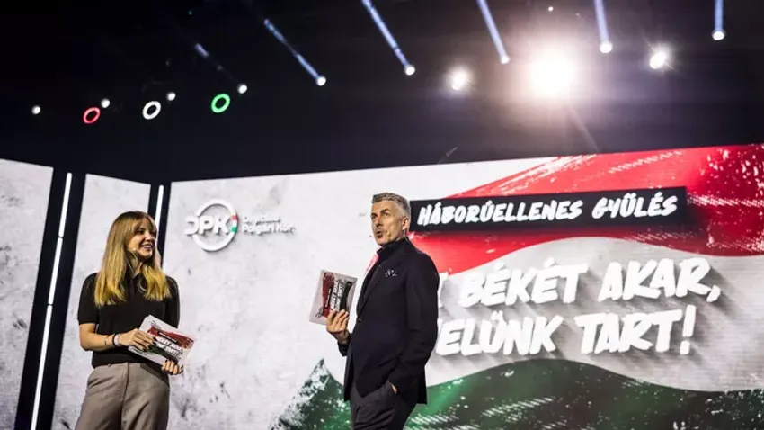 Szabó Zsófi új szettben tűnt fel a Háborúellenes Gyűlésen