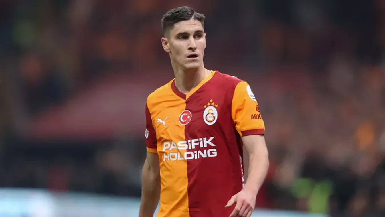 Sallai Roland fejbe rúgta ellenfelét, azonnal kiállították