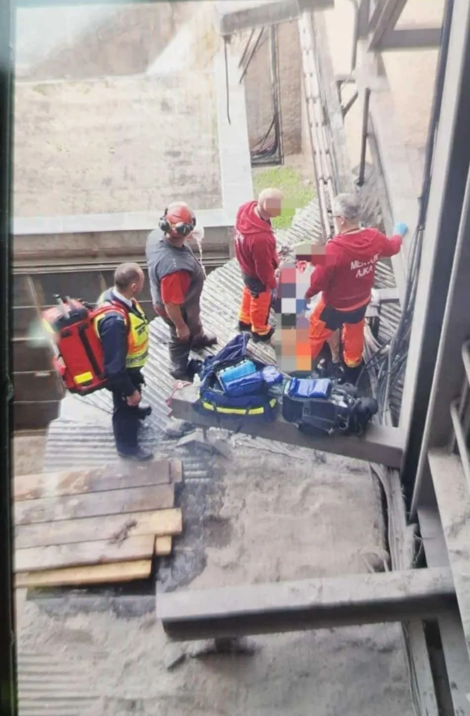 Az ajkai erőmű dolgozója éppen karbantartási munkákat végzett a többi dolgozóval, amikor a kiáramló forró por összeégette