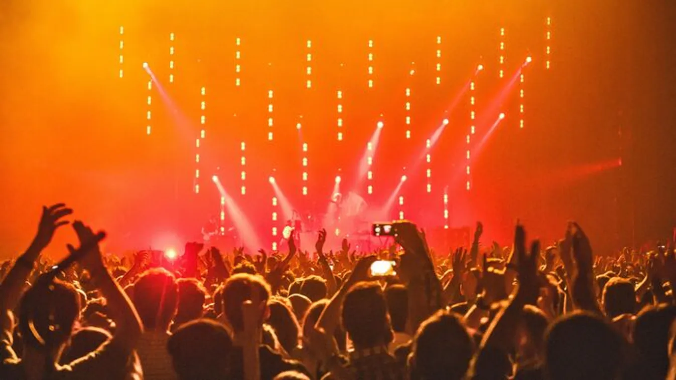 Hatalmas volt a pánik: koncertje alatt hirtelen elájult a népszerű énekesnő