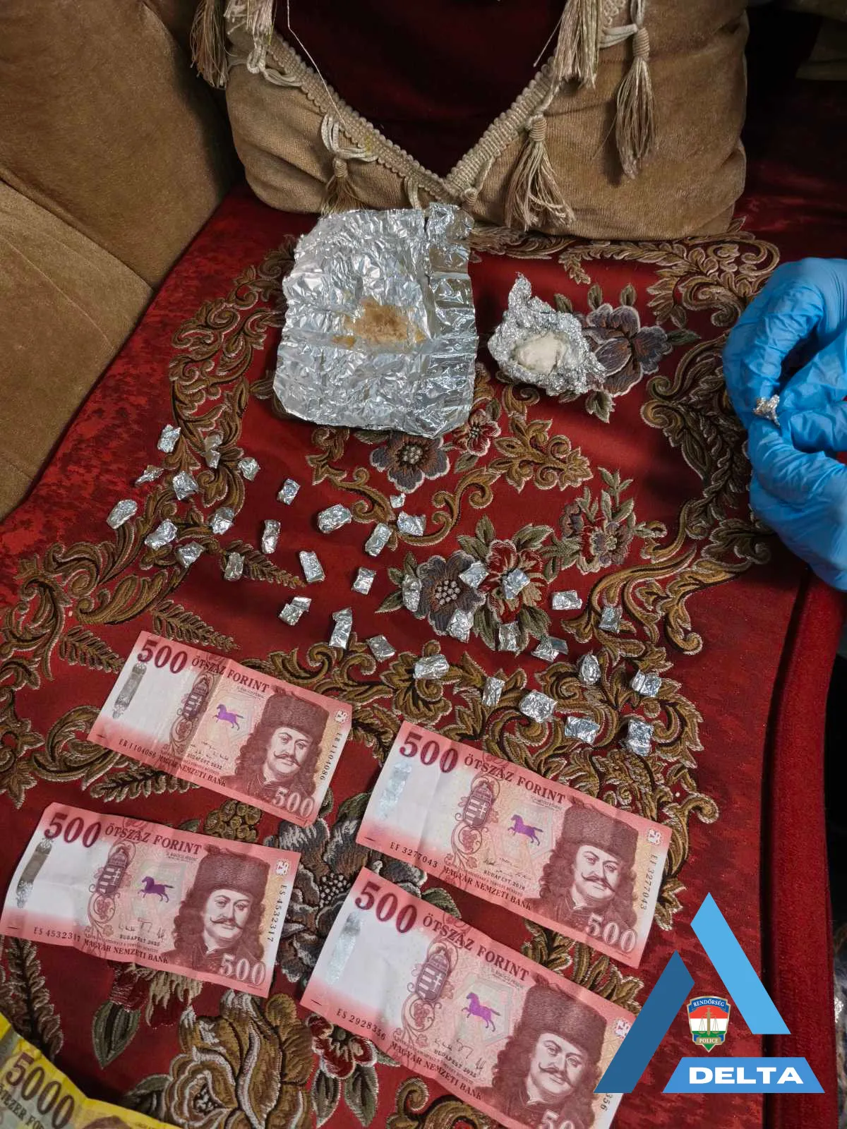 A tiszavasvári drogdíler feleség a wc-n próbálta lehúzni a drogot. Fotó: police.hu