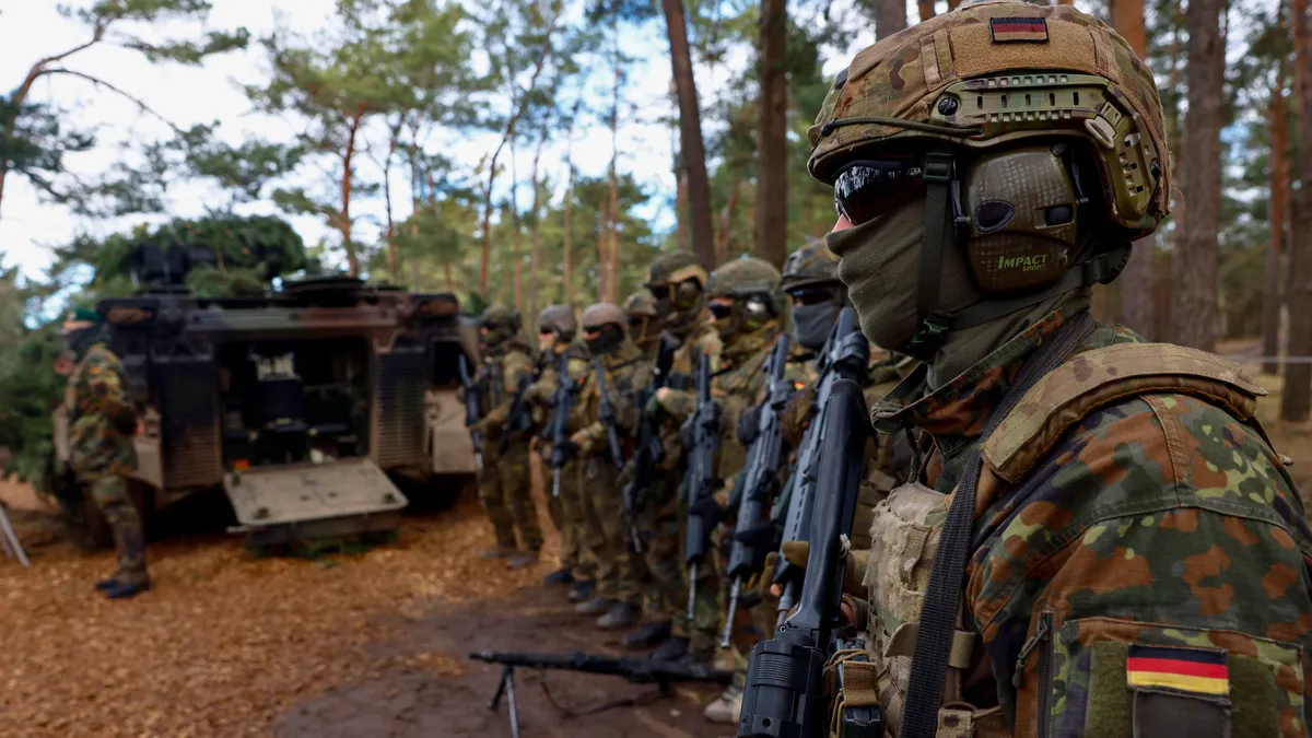 Kötelező lesz megjelenni a sorozáson. 