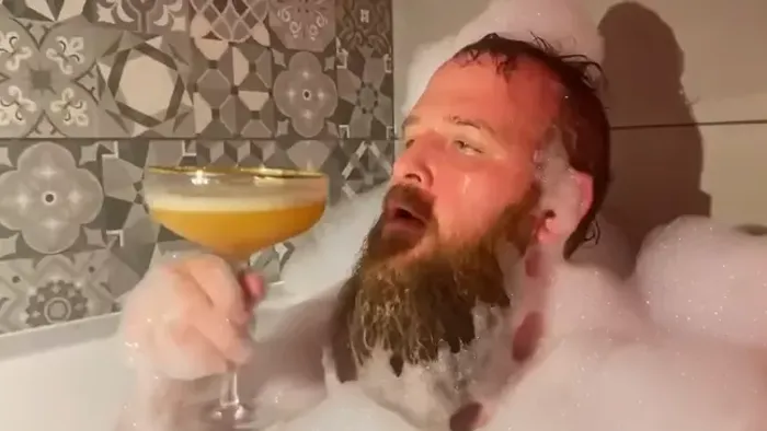 Habfürdőzés közben "kényezteti magát" a Tisza új jelöltje