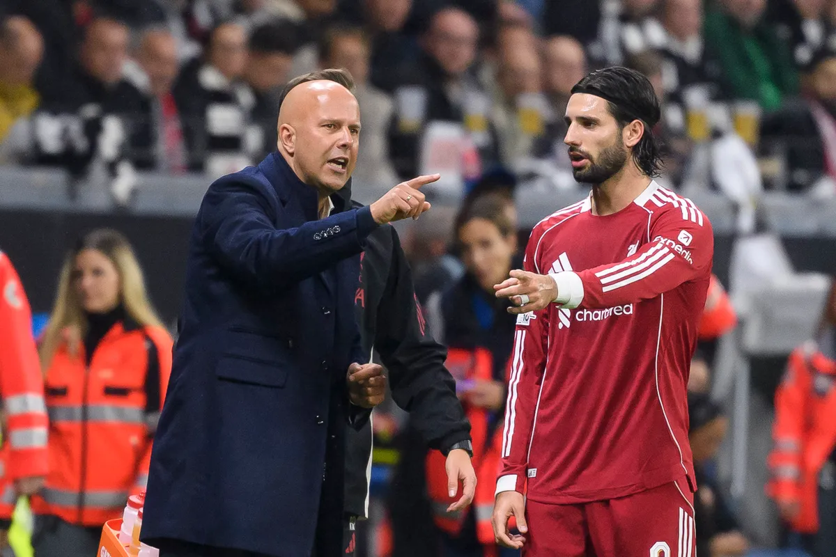 Arne Slot vezetőedző (balra) és Szoboszlai Dominik