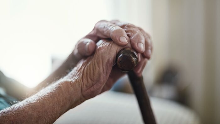 Meztelen támadó törte el egy idős ember lábait