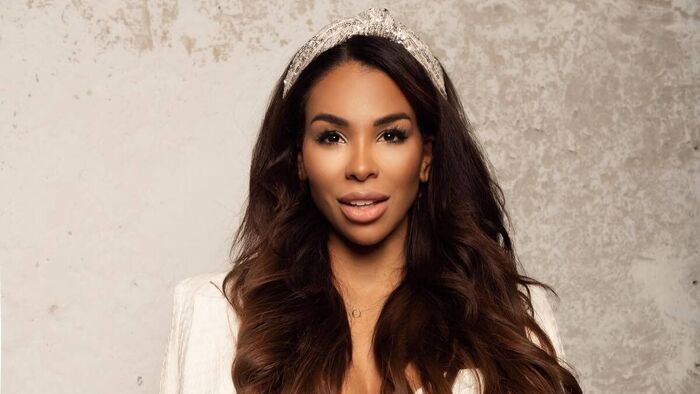 Tücsi falatnyi bikiniben pózol