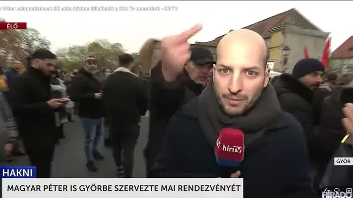 Élő adásban lökdösték a tiszások a HírTV operatőrét