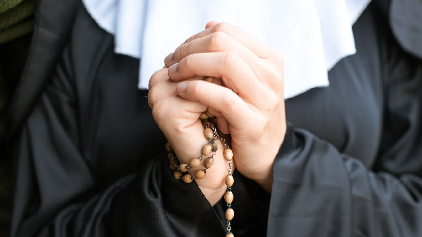 Fiatal szépségkirálynő volt, de az apáca életet választotta