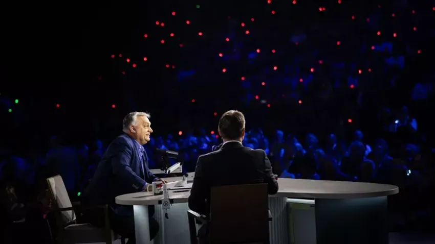 Háborúellenes Gyűlés: így vonult be Orbán Viktor