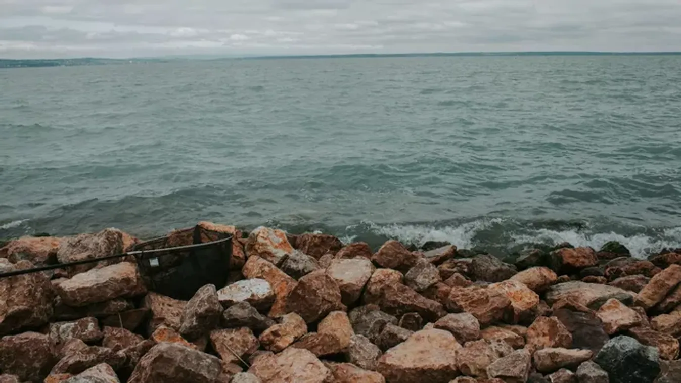 Vízimentők mentettek eltévedt horgászokat a Balatonból