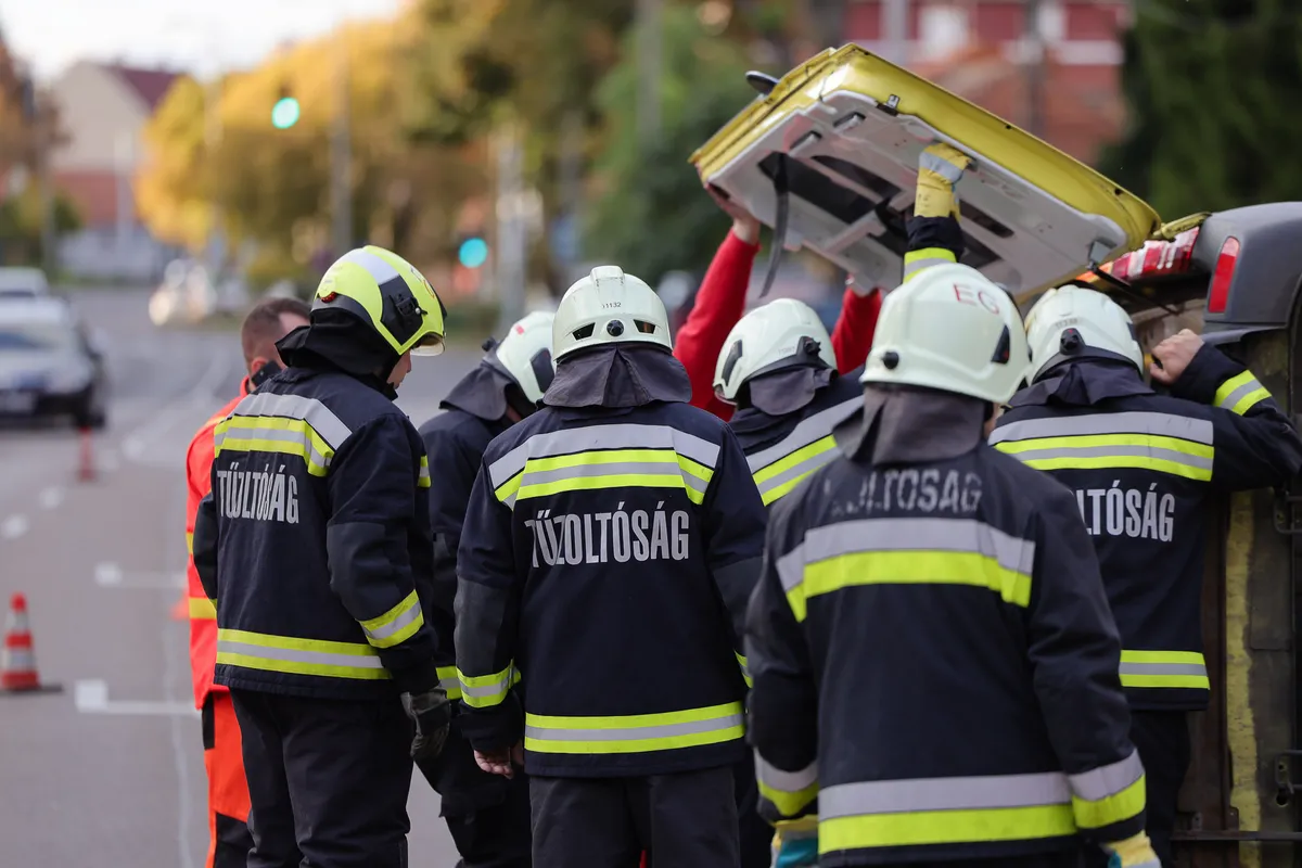 Szirénáktól hangos az egész környék, tűzoltók lepték az M7-es autópályát 