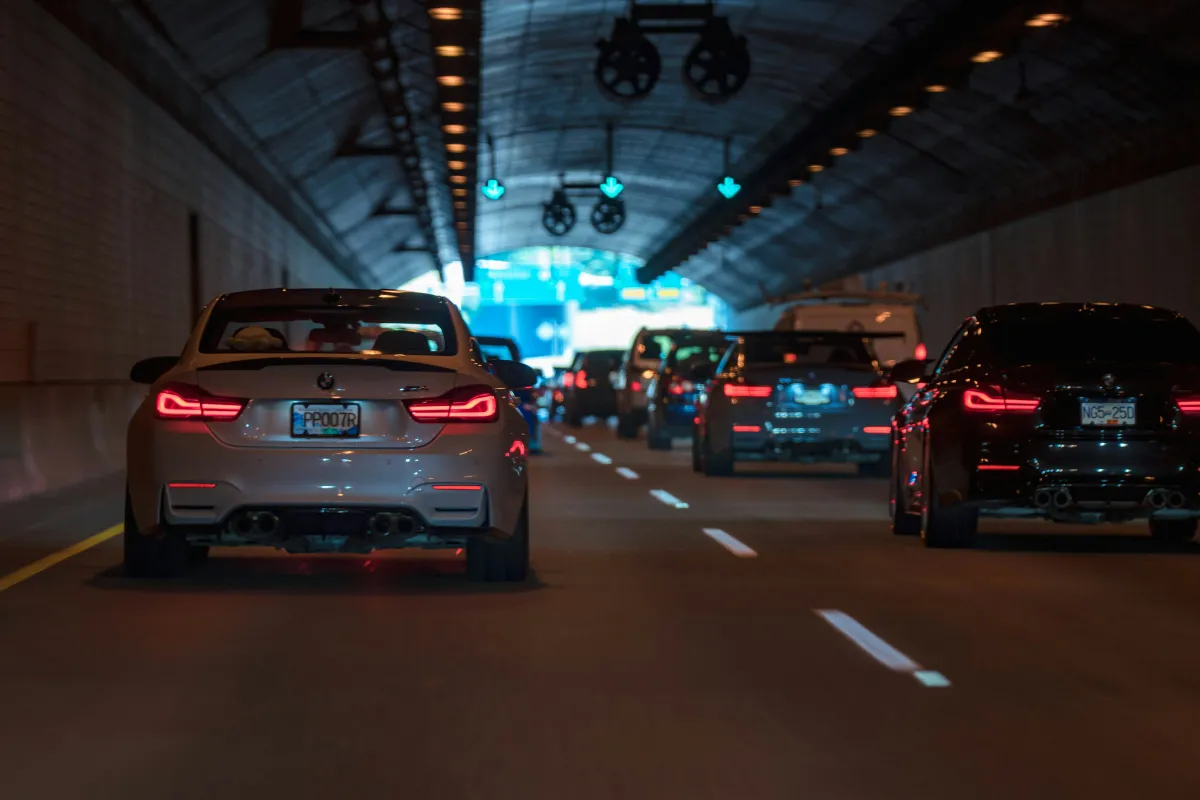 Súlyos sérülésekkel szállították kórházba a lelőtt nőt, miután egy előzésből lövöldözés alakult ki.