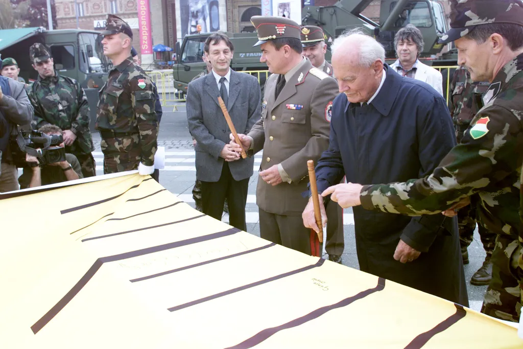 00123112
sorkatonaság megszűnése,centivágás
Göncz Árpád, Bródy János