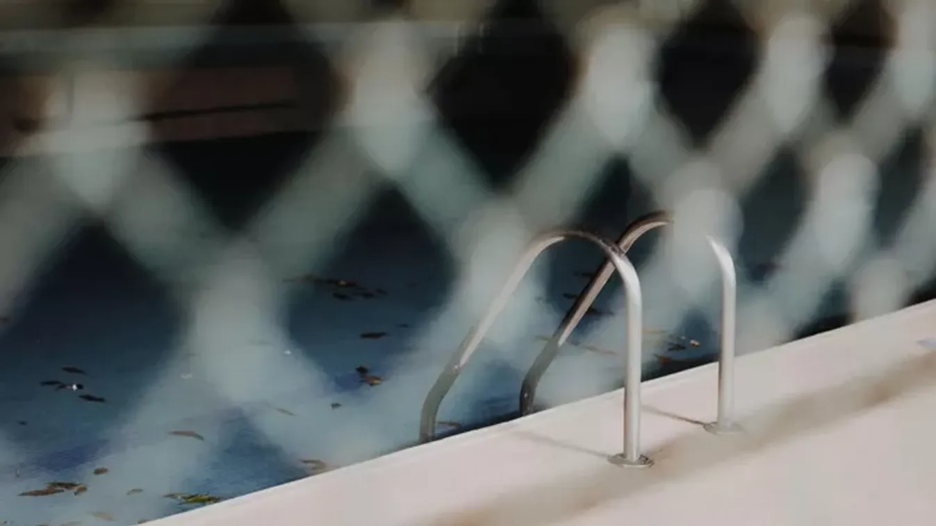 Rendkívüli! Budapesti uszodában lett rosszul a kisfiú