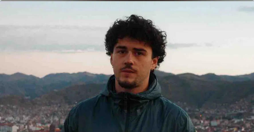 Belehalt súlyos allergiás reakciójába nyaralása során. 