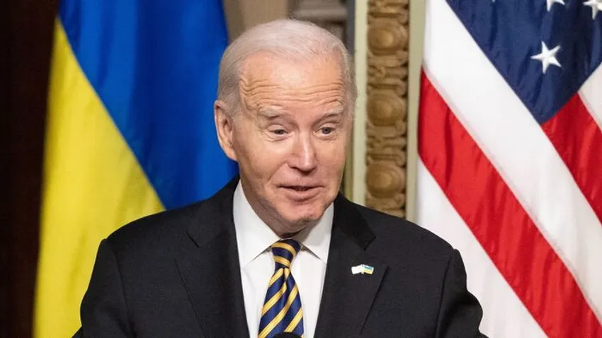 Biden kezet nyújt a Tisza 106 egyéni jelöltjének