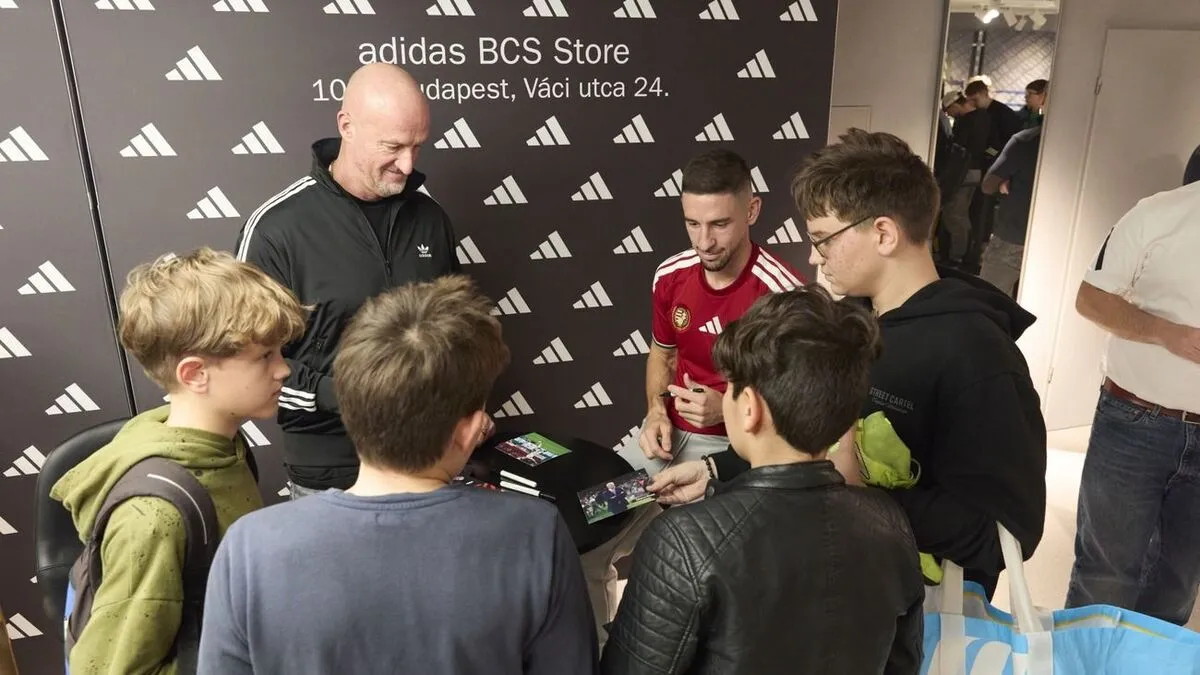 Marco Rossit és Nagy Zsoltot főként fiatal futballrajongók rohamozták meg autogramért