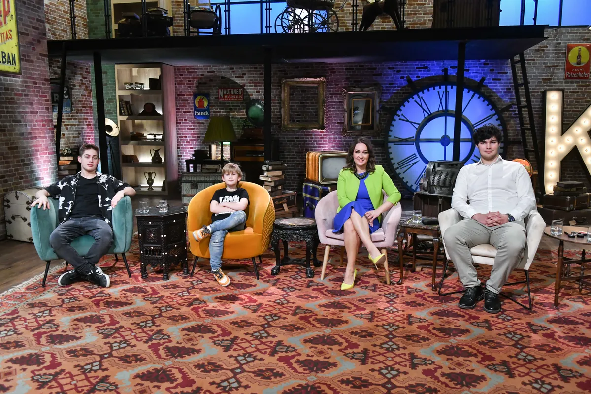 A Kincsvadászok kereskedőinek székébe is beleülhetett a három tetsvér.