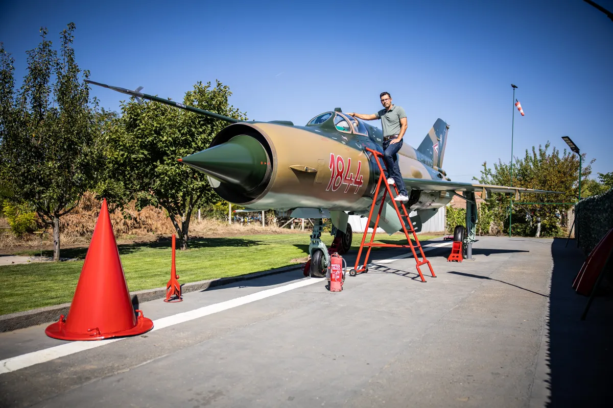 MiG-21-es áll Csaba kertjében