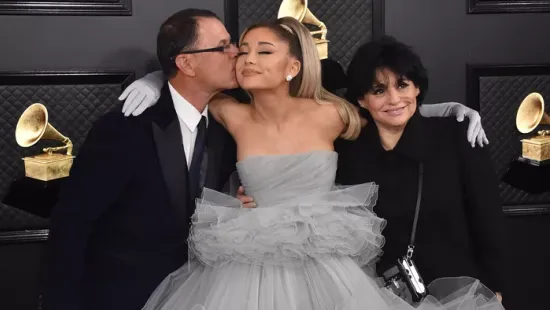 Megfagyott a levegő a vörös szőnyegen: Rajongó rontott a világhírű énekesnőre