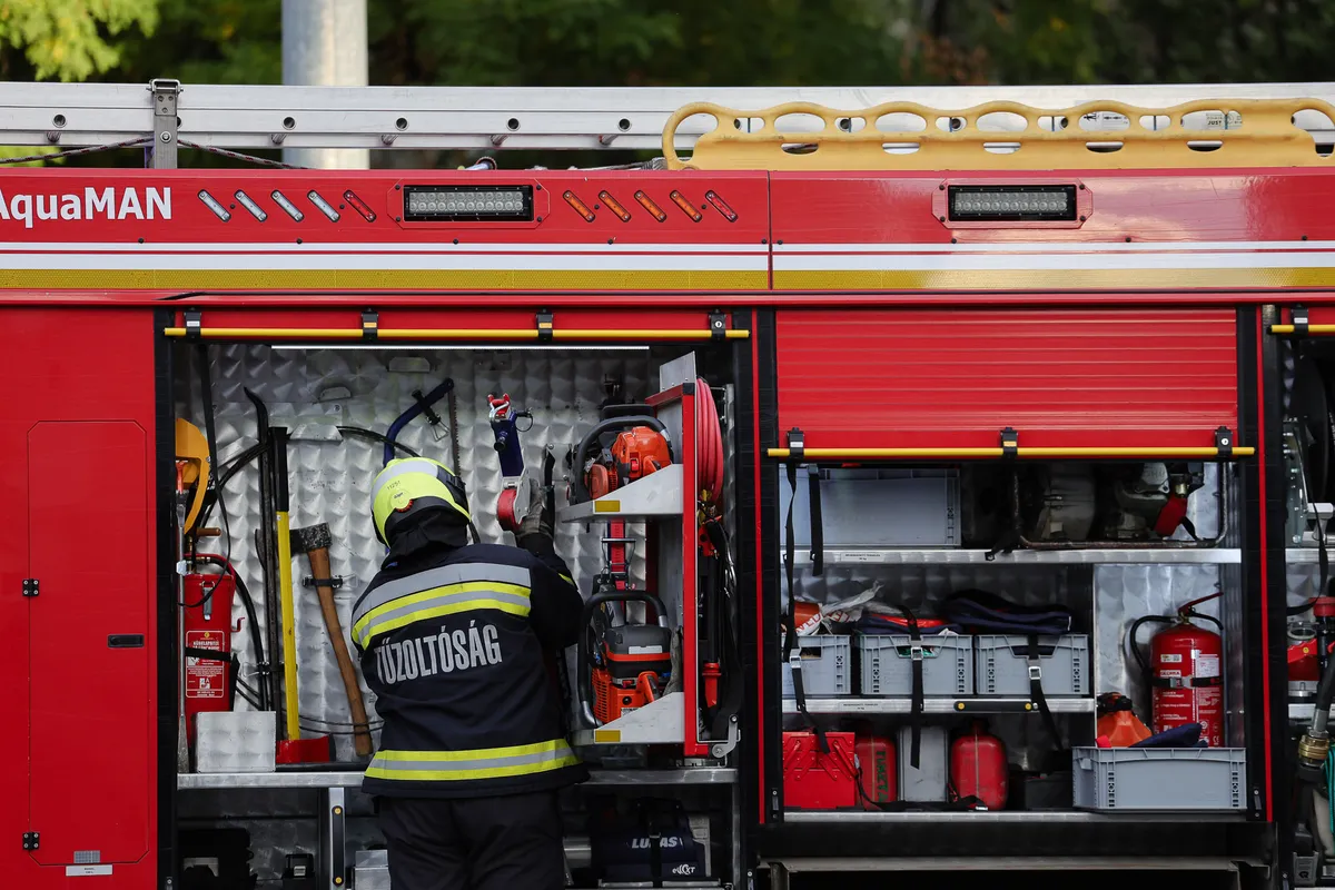 A dabasi hivatásos tűzoltók feszítővágóval szabadították ki a balesetező sofőrt.