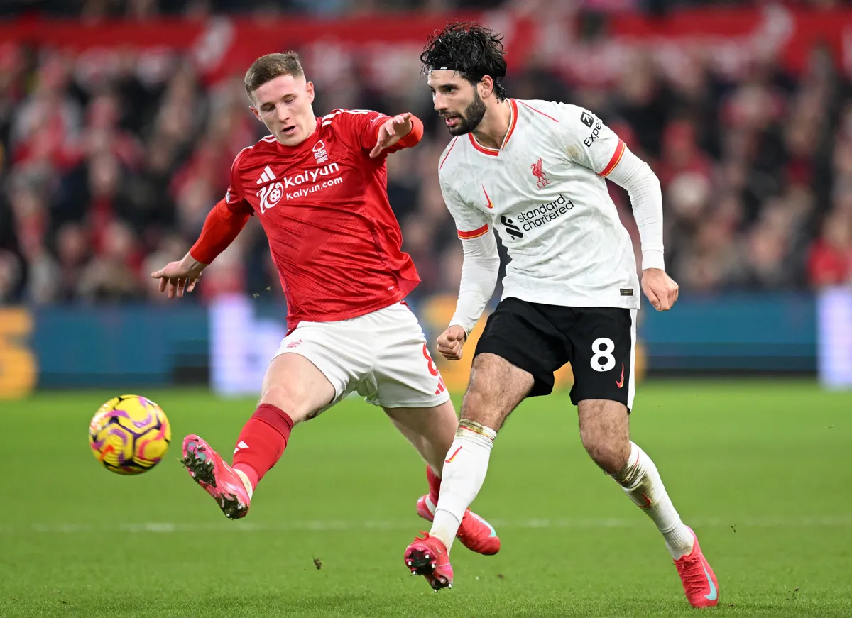 Elliot Anderson (balra) és Szoboszlai Dominik párharca