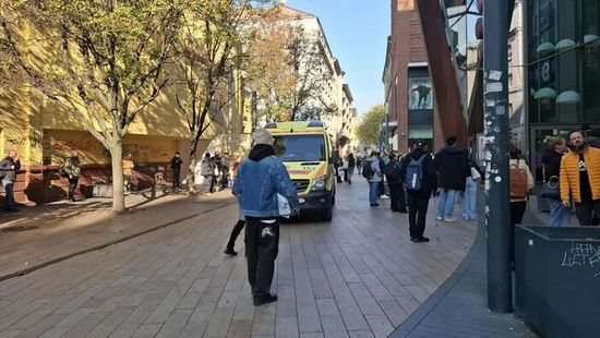 Bréking: Összeesett egy férfi a Corvin Plázában, éppen az életéért küzdenek - Fotók