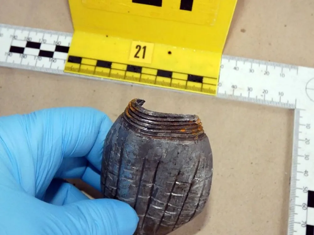 A rendőrség közölte, hogy a robbanószerkezet ügyében az áldozat sógorát gyanúsítják.