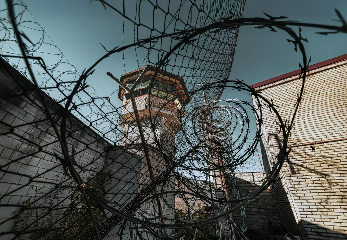 Égő autóban hagyta meghalni kislányát az apa