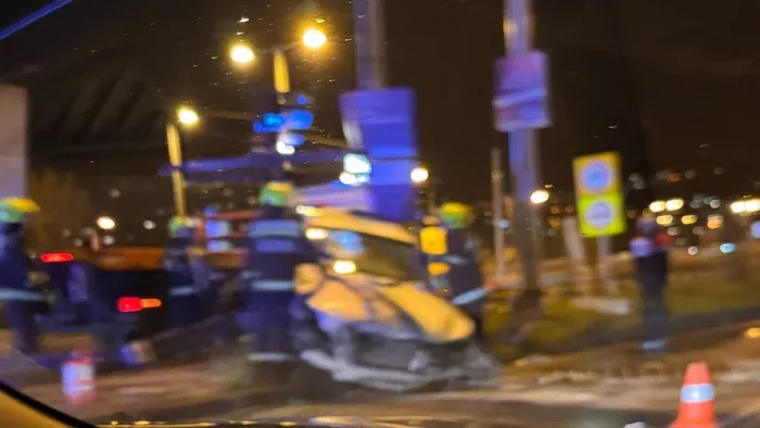 Brutális baleset Budapesten: Kettévágta az autót az oszlop