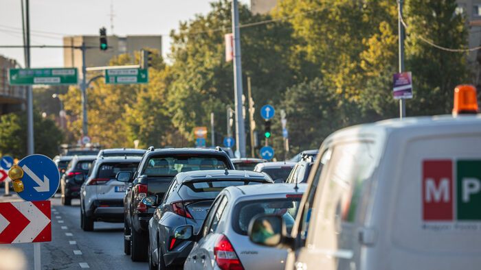 Hatalmas torlódás a főváros felé: Elesett a magyar főút
