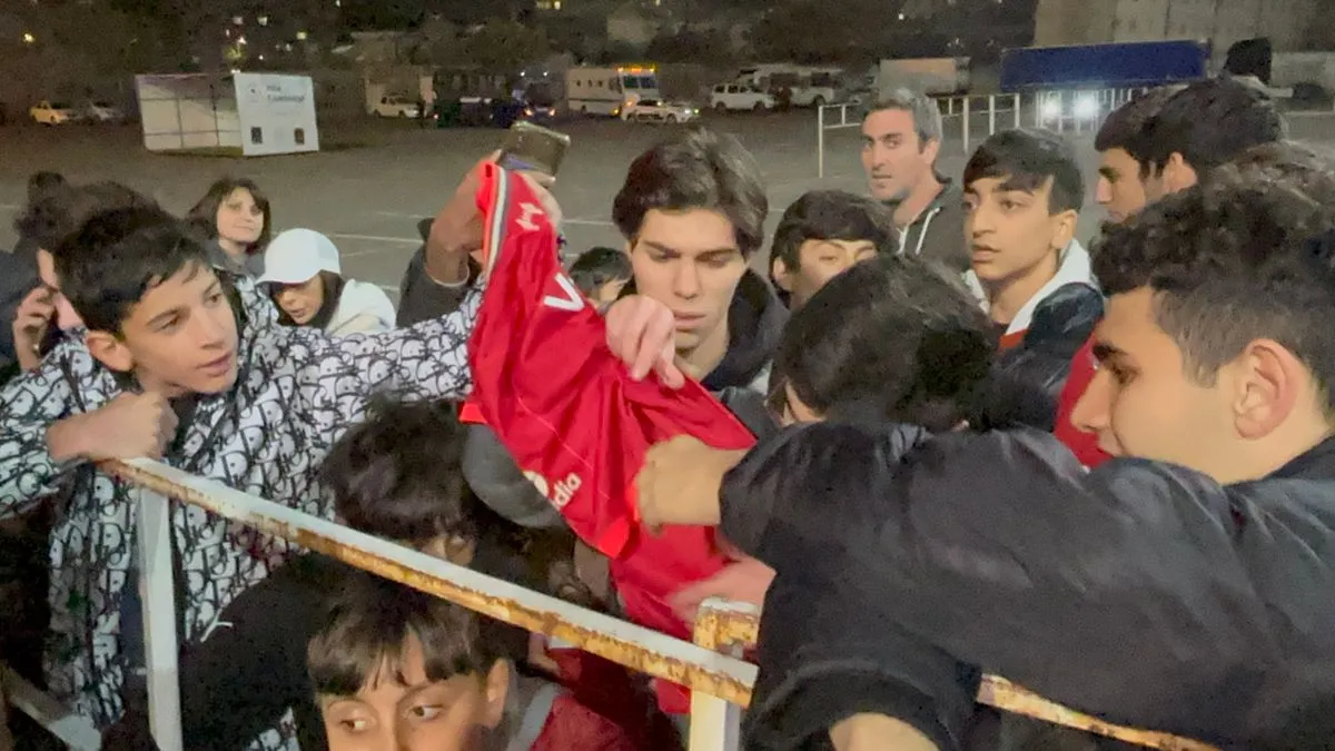 Szoboszlai Dominik és Kerkez Milos aláírását is megszerezte az egyik örmény szurkoló