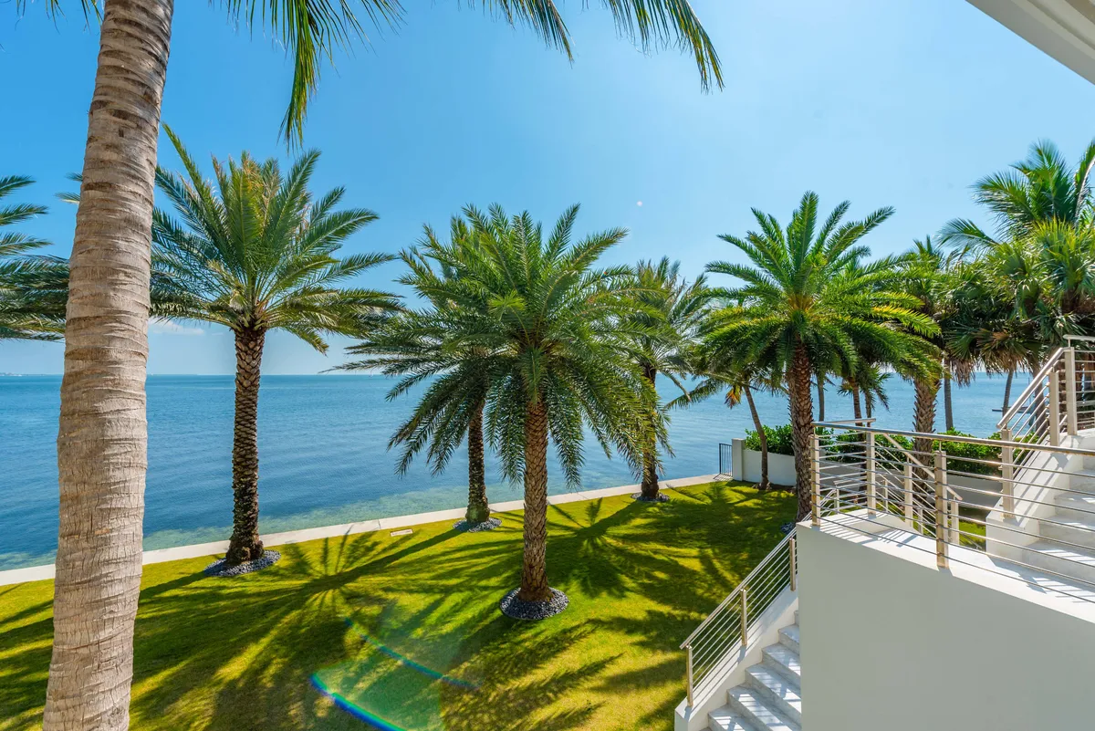 A kert egyszerű és letisztult designról árulkodik