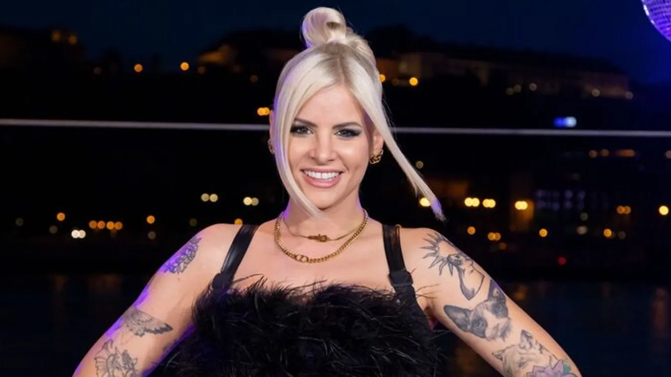 Szétnyílt a bikini Metzker Viki mellein