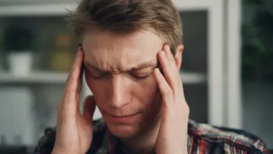 Gyötrelmes migrén jelezte az agyi rendellenességet egy édesapánál