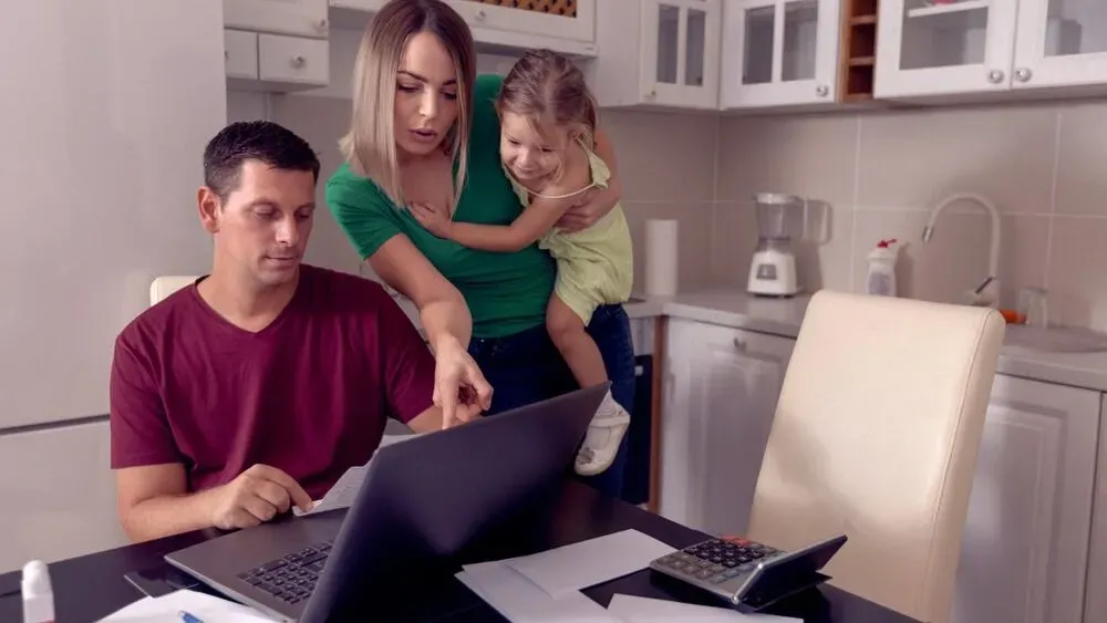 A Tisza megszorító csomagja anyagi csődbe sodorná a családokat. Fotó: GreenMiles /  Shutterstock 