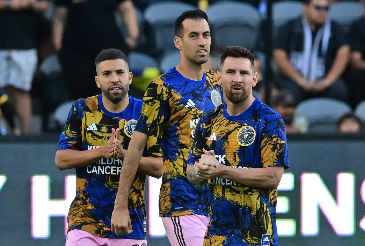 Jordi Alba és Sergio Busquets (balról jobbra) visszavonulnak,  Lionel Messi még bírja a strapát